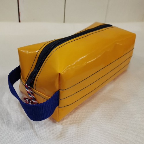 Trousse de toilette cirée jaune